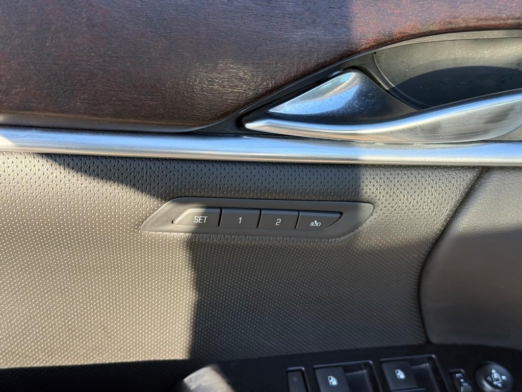 Cadillac XTS Vehicle Full-screen Gallery Image 16