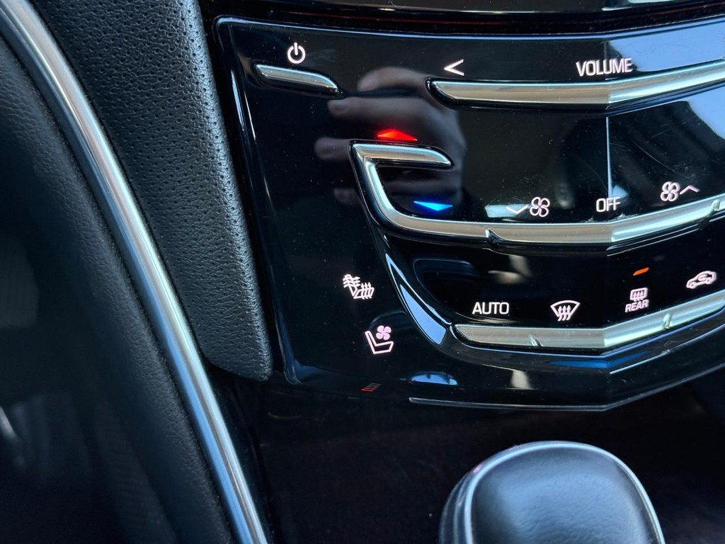 Cadillac XTS Vehicle Full-screen Gallery Image 24