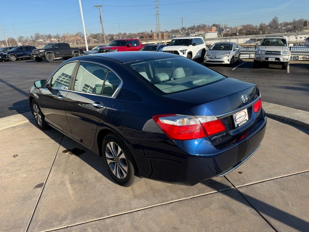 Honda Accord Sedan Vehicle Full-screen Gallery Image 04
