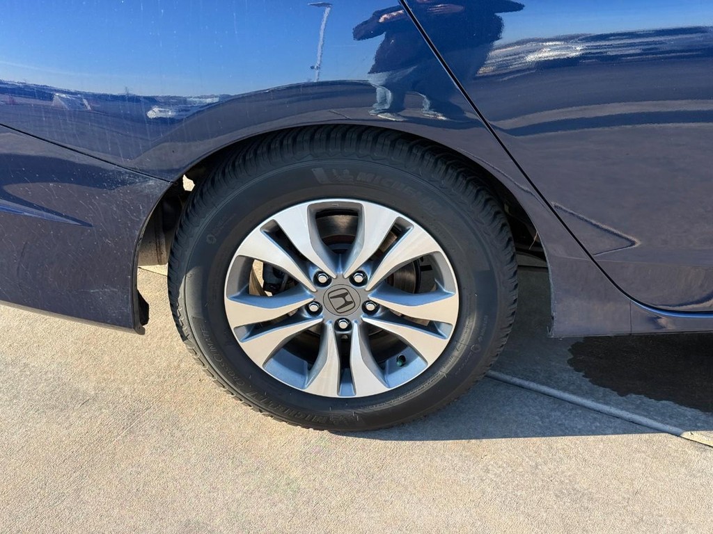 Honda Accord Sedan Vehicle Full-screen Gallery Image 05