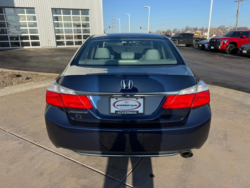 Honda Accord Sedan Vehicle Full-screen Gallery Image 06