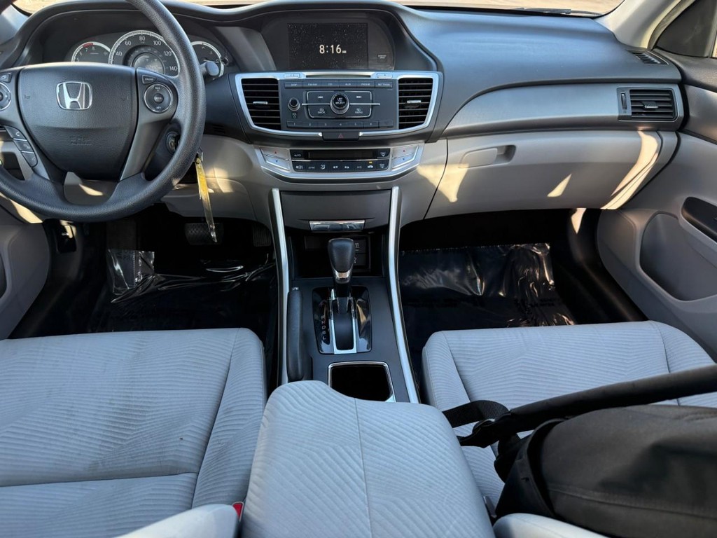 Honda Accord Sedan Vehicle Full-screen Gallery Image 10