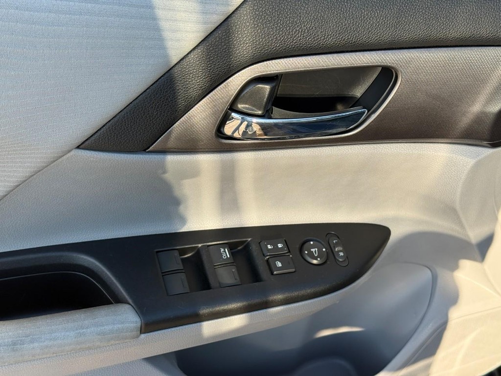 Honda Accord Sedan Vehicle Full-screen Gallery Image 14