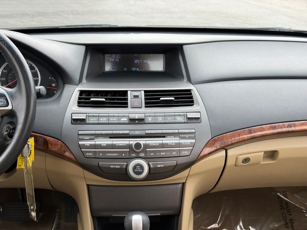 Honda Accord Sedan Vehicle Full-screen Gallery Image 11