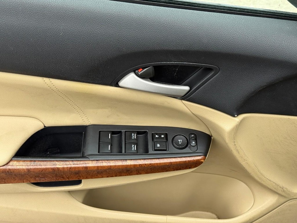 Honda Accord Sedan Vehicle Full-screen Gallery Image 14