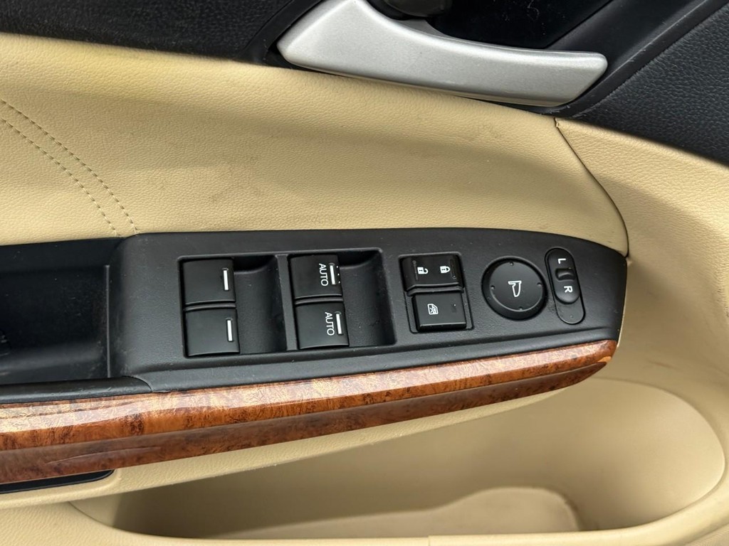 Honda Accord Sedan Vehicle Full-screen Gallery Image 15