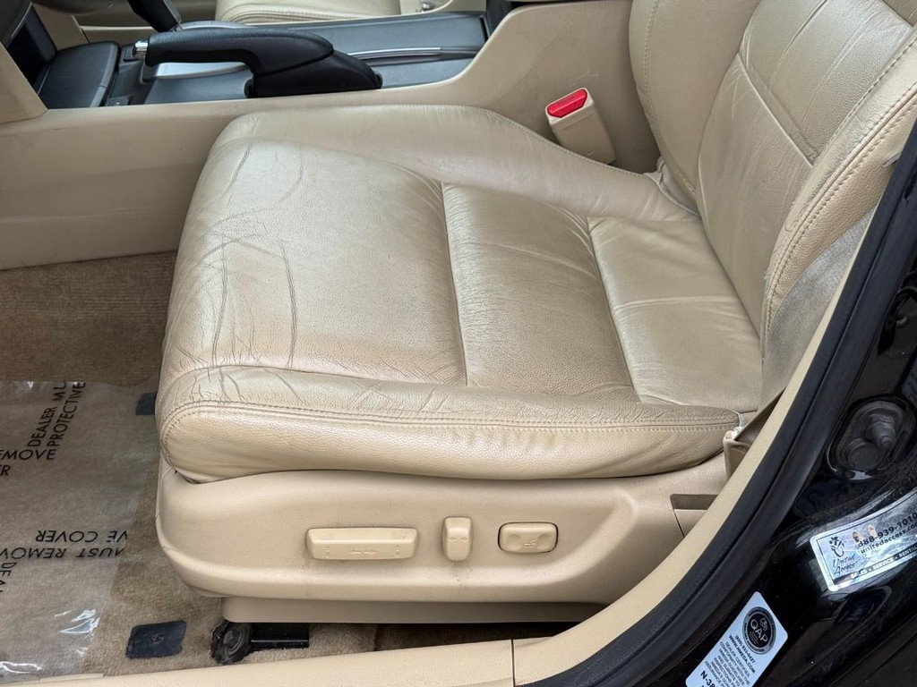 Honda Accord Sedan Vehicle Full-screen Gallery Image 16