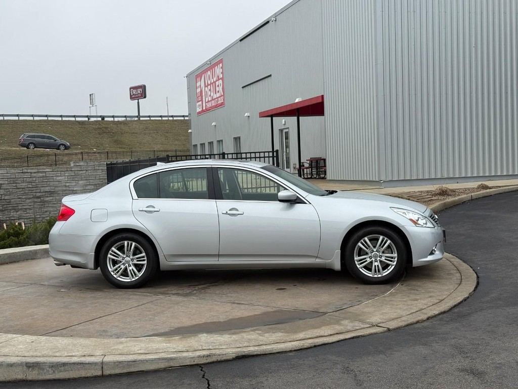 INFINITI G37 Sedan Vehicle Full-screen Gallery Image 02