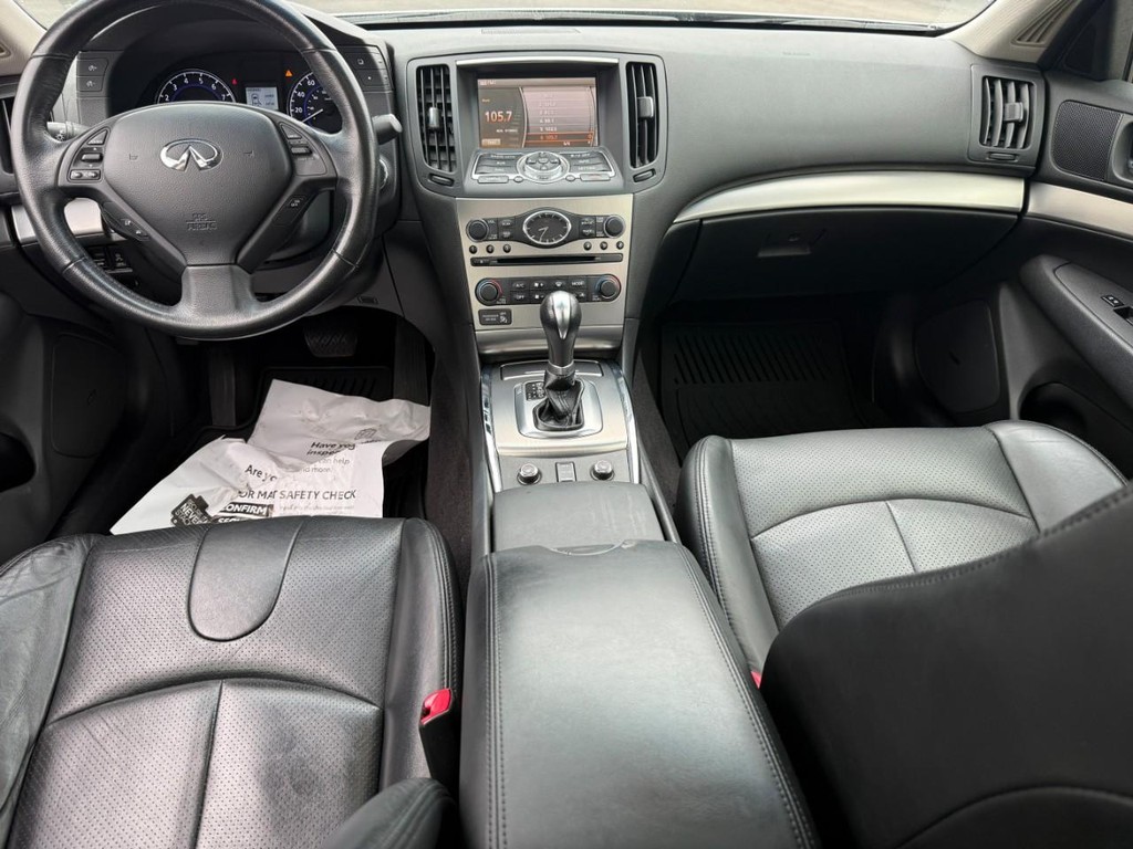 INFINITI G37 Sedan Vehicle Full-screen Gallery Image 11
