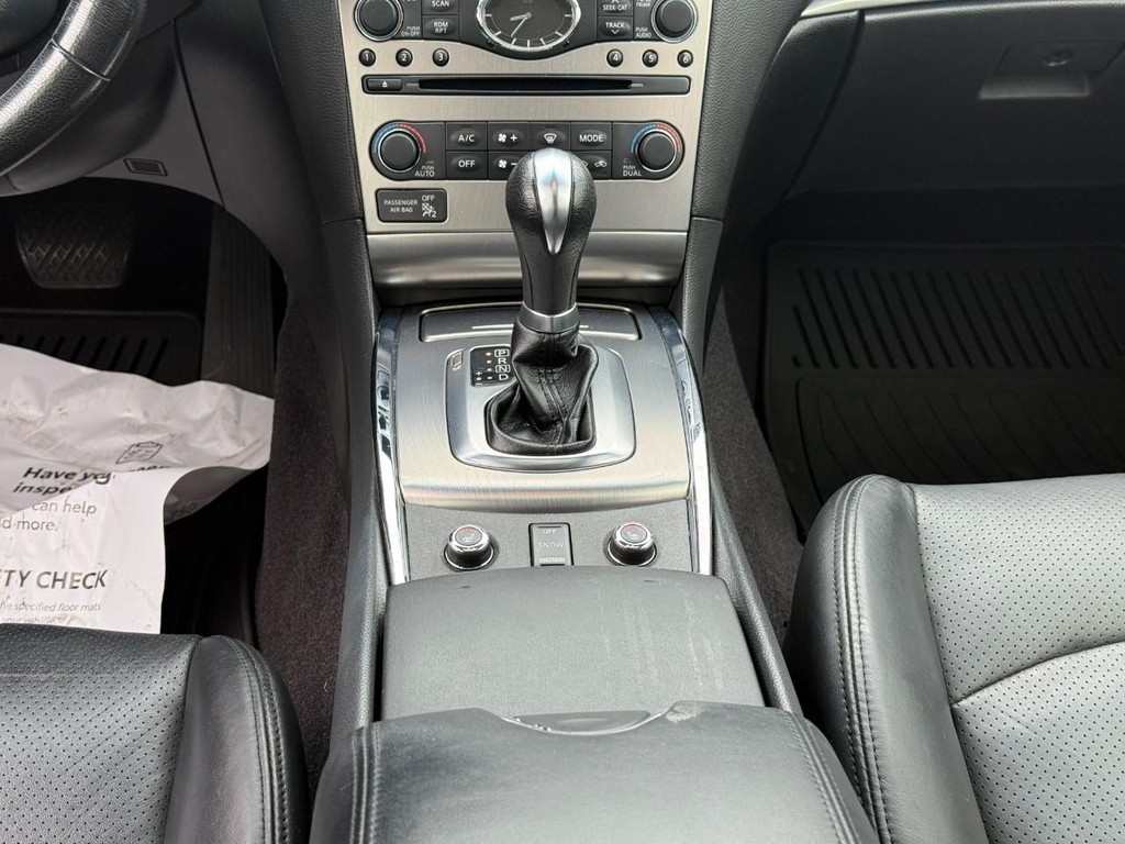 INFINITI G37 Sedan Vehicle Full-screen Gallery Image 15