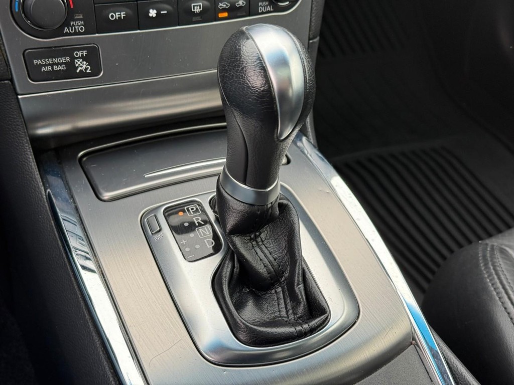 INFINITI G37 Sedan Vehicle Full-screen Gallery Image 23