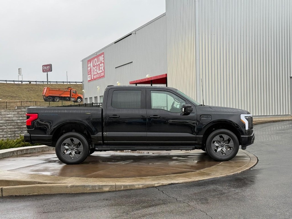 Ford F-150 Lightning Vehicle Full-screen Gallery Image 02