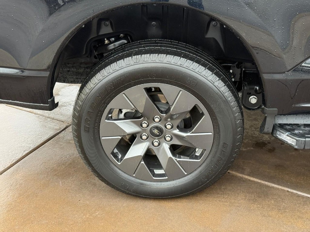 Ford F-150 Lightning Vehicle Full-screen Gallery Image 04