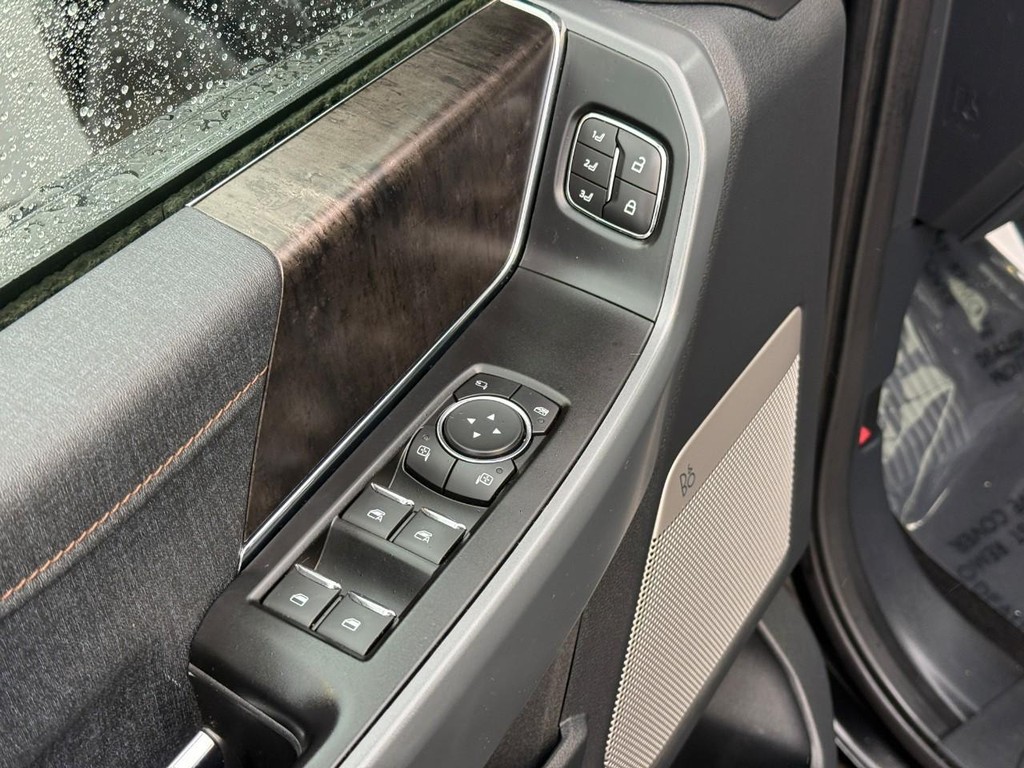 Ford F-150 Lightning Vehicle Full-screen Gallery Image 15