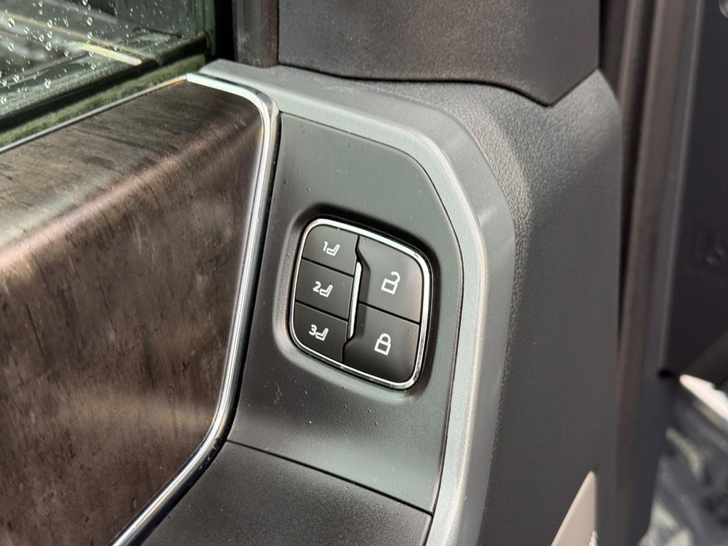 Ford F-150 Lightning Vehicle Full-screen Gallery Image 16