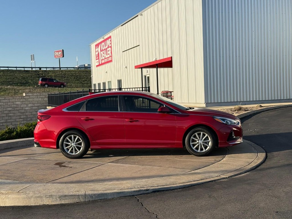 Hyundai Sonata Vehicle Full-screen Gallery Image 02