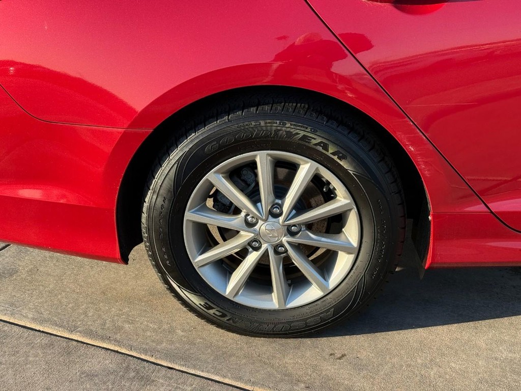 Hyundai Sonata Vehicle Full-screen Gallery Image 04