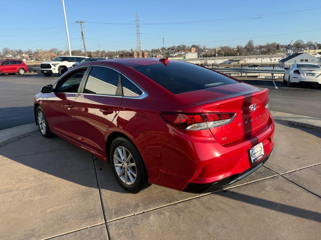 Hyundai Sonata Vehicle Full-screen Gallery Image 05