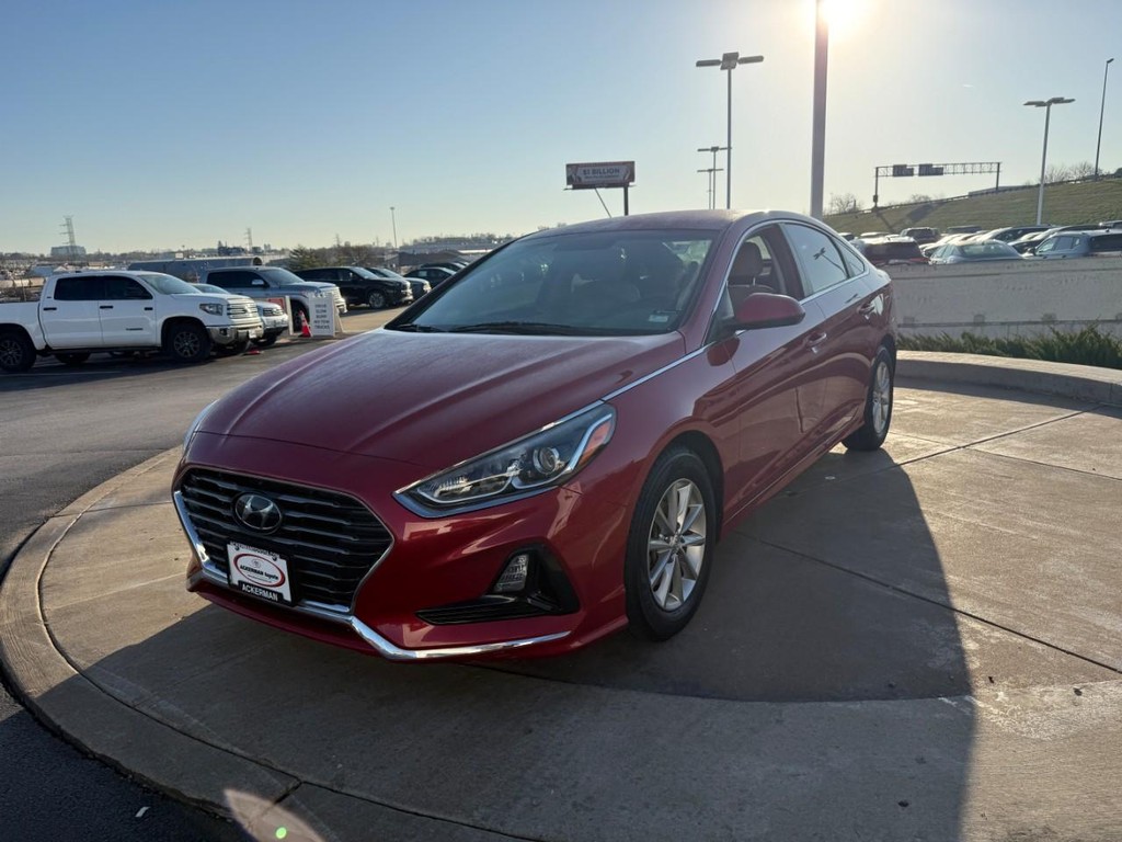 Hyundai Sonata Vehicle Full-screen Gallery Image 06