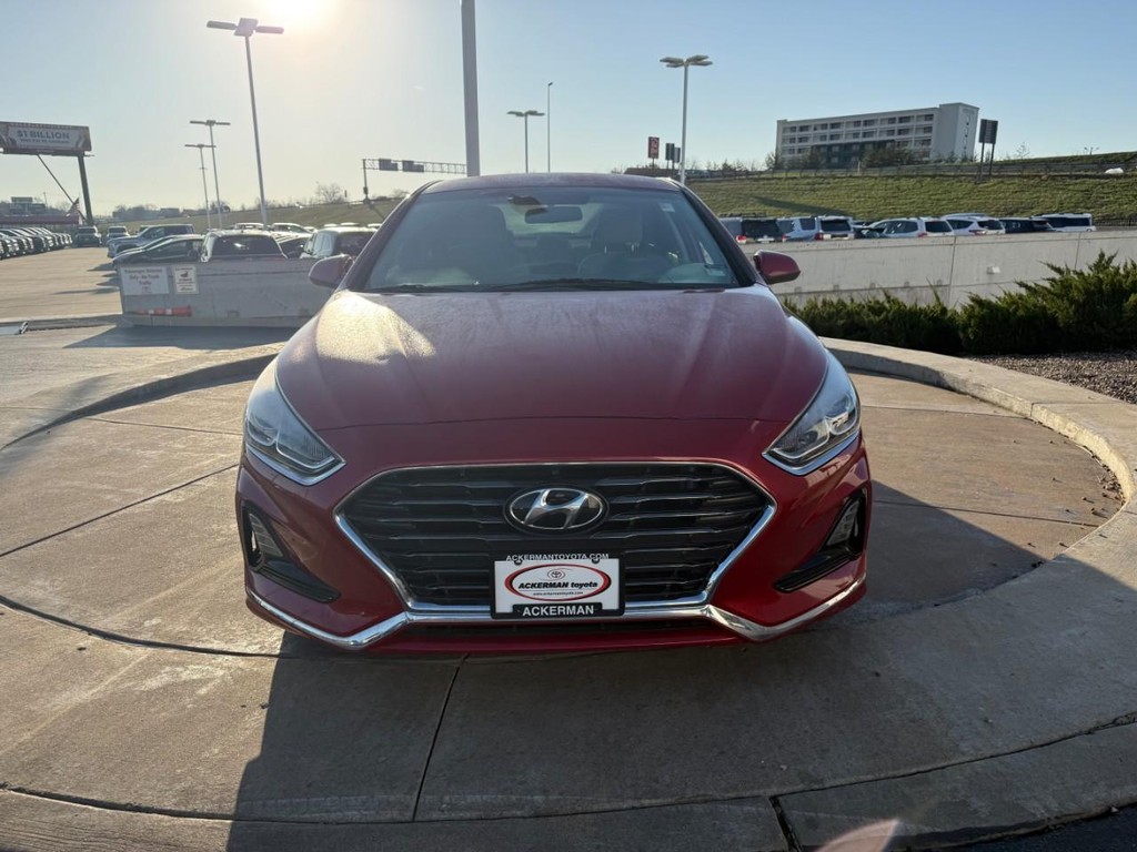 Hyundai Sonata Vehicle Full-screen Gallery Image 07