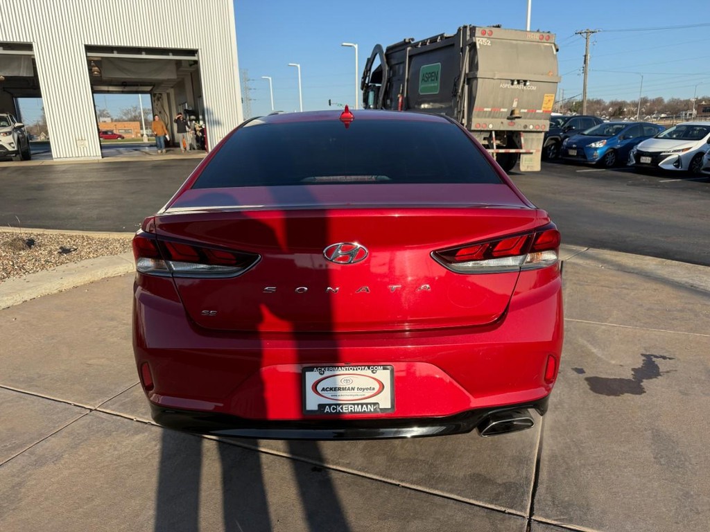 Hyundai Sonata Vehicle Full-screen Gallery Image 08