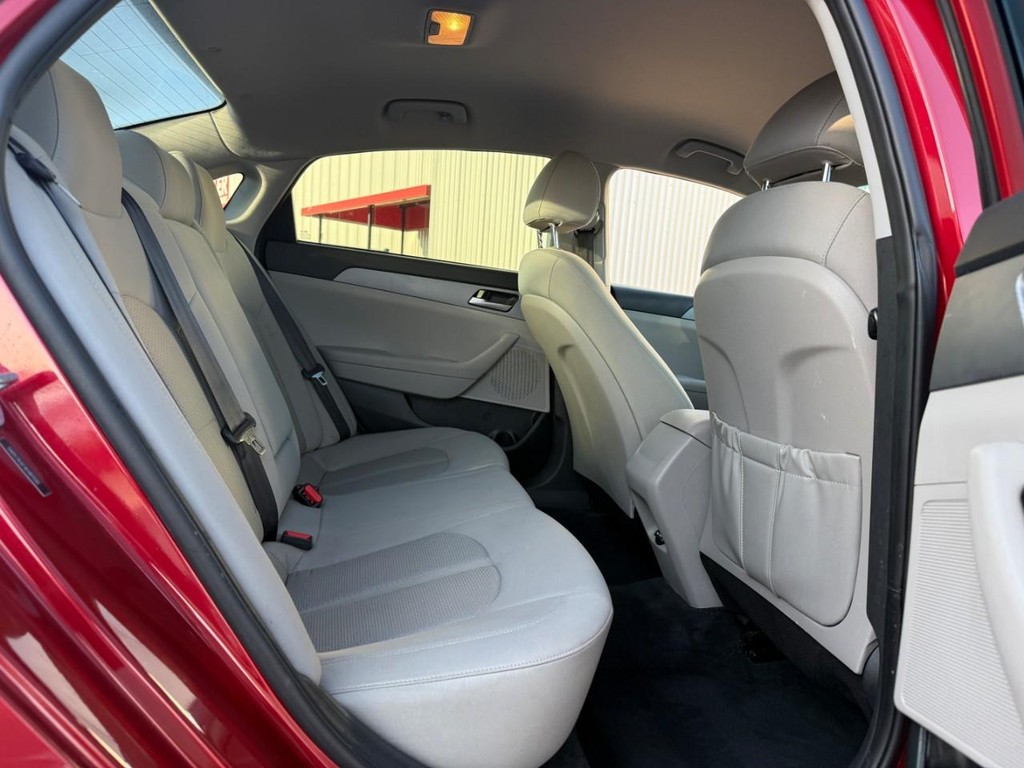 Hyundai Sonata Vehicle Full-screen Gallery Image 09