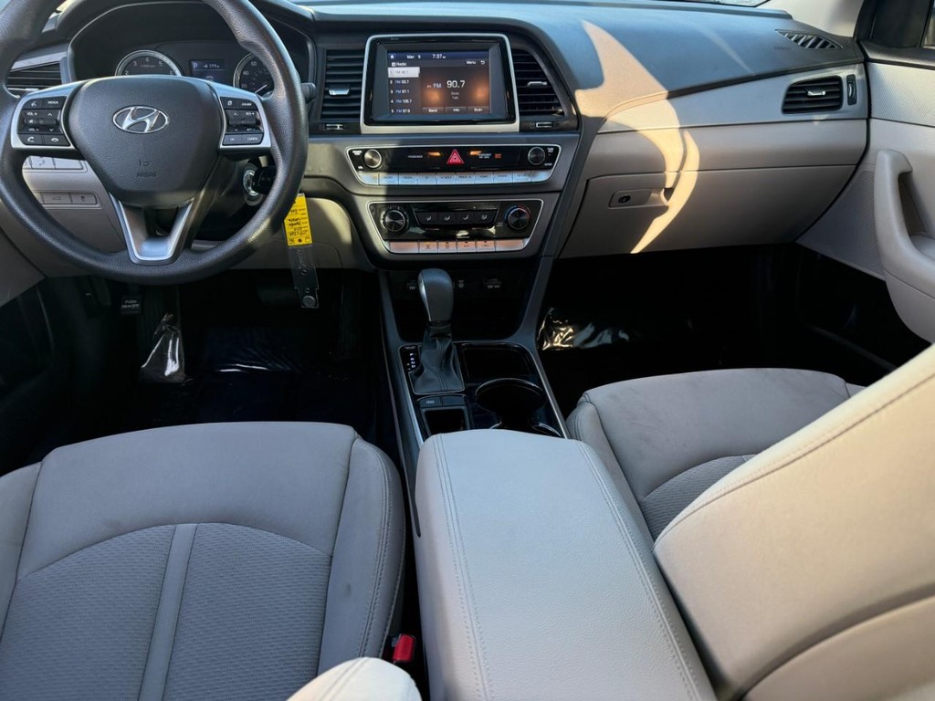 Hyundai Sonata Vehicle Full-screen Gallery Image 10