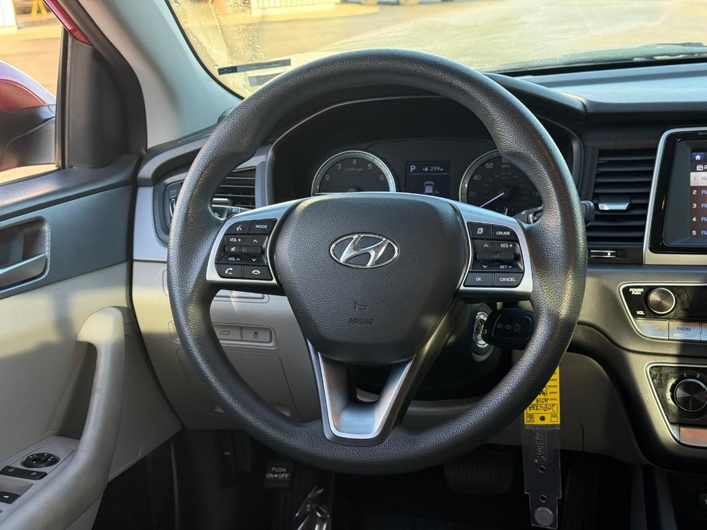 Hyundai Sonata Vehicle Full-screen Gallery Image 11