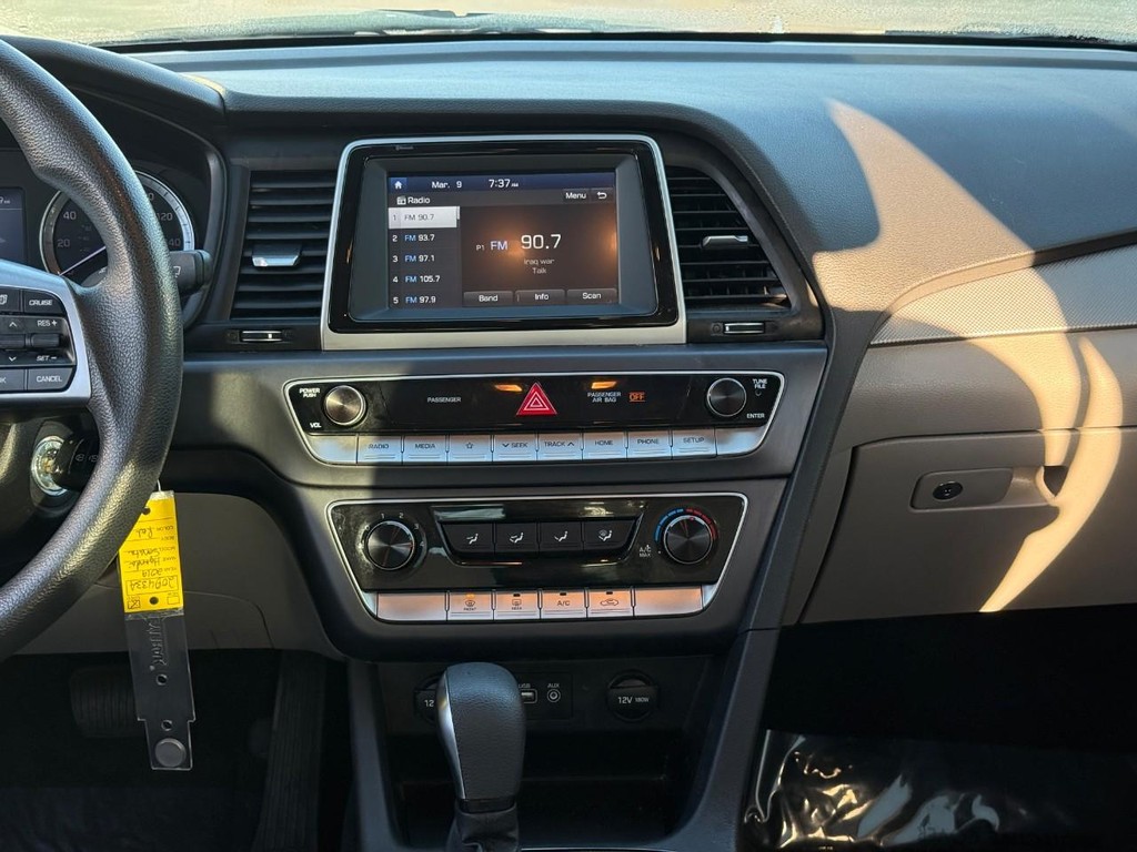 Hyundai Sonata Vehicle Full-screen Gallery Image 12