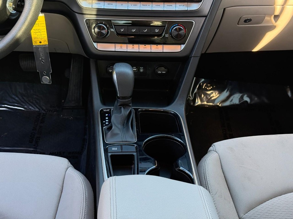 Hyundai Sonata Vehicle Full-screen Gallery Image 14