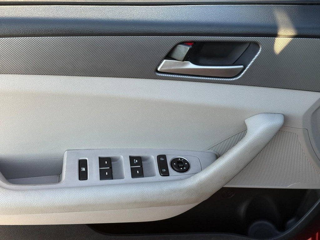 Hyundai Sonata Vehicle Full-screen Gallery Image 15