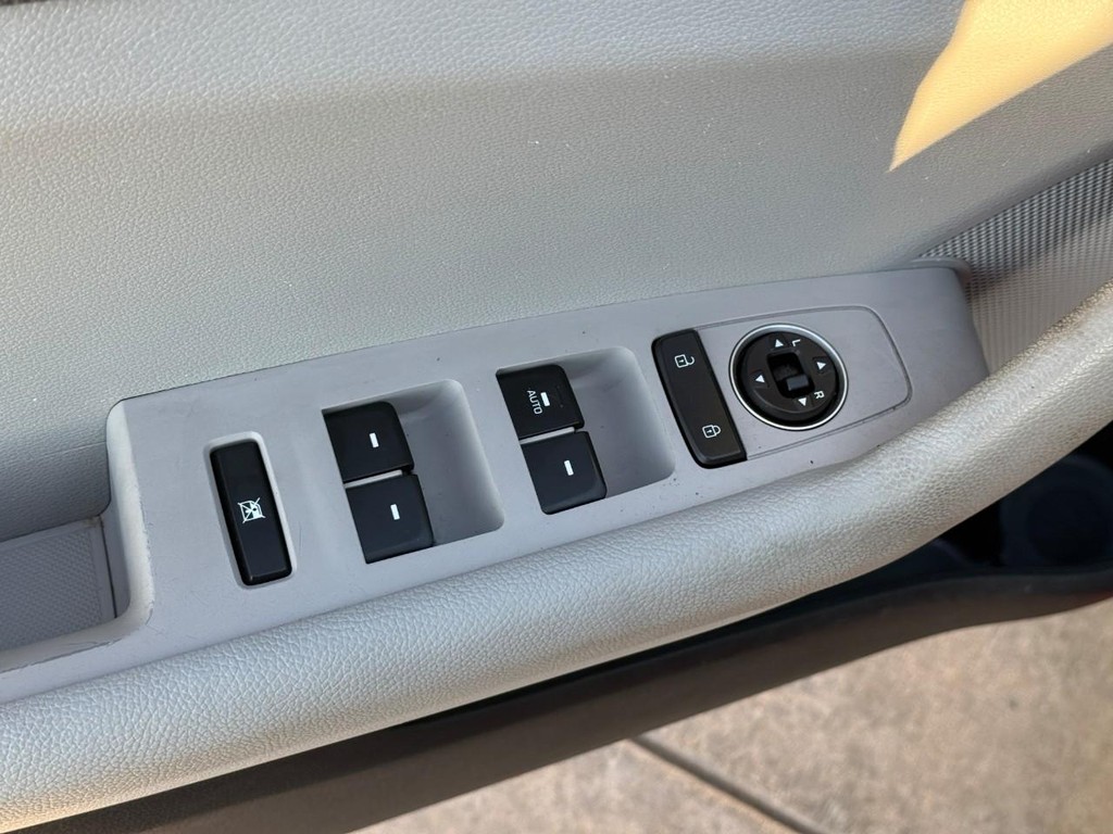 Hyundai Sonata Vehicle Full-screen Gallery Image 16