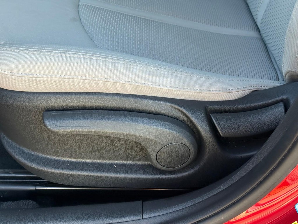 Hyundai Sonata Vehicle Full-screen Gallery Image 18