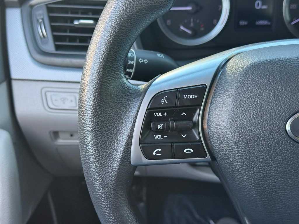 Hyundai Sonata Vehicle Full-screen Gallery Image 19