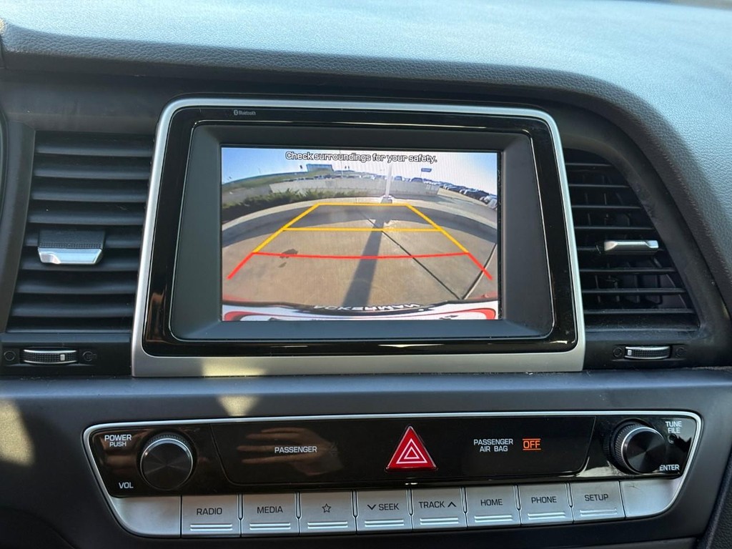 Hyundai Sonata Vehicle Full-screen Gallery Image 23