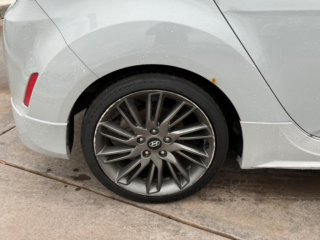 Hyundai Veloster Vehicle Full-screen Gallery Image 04