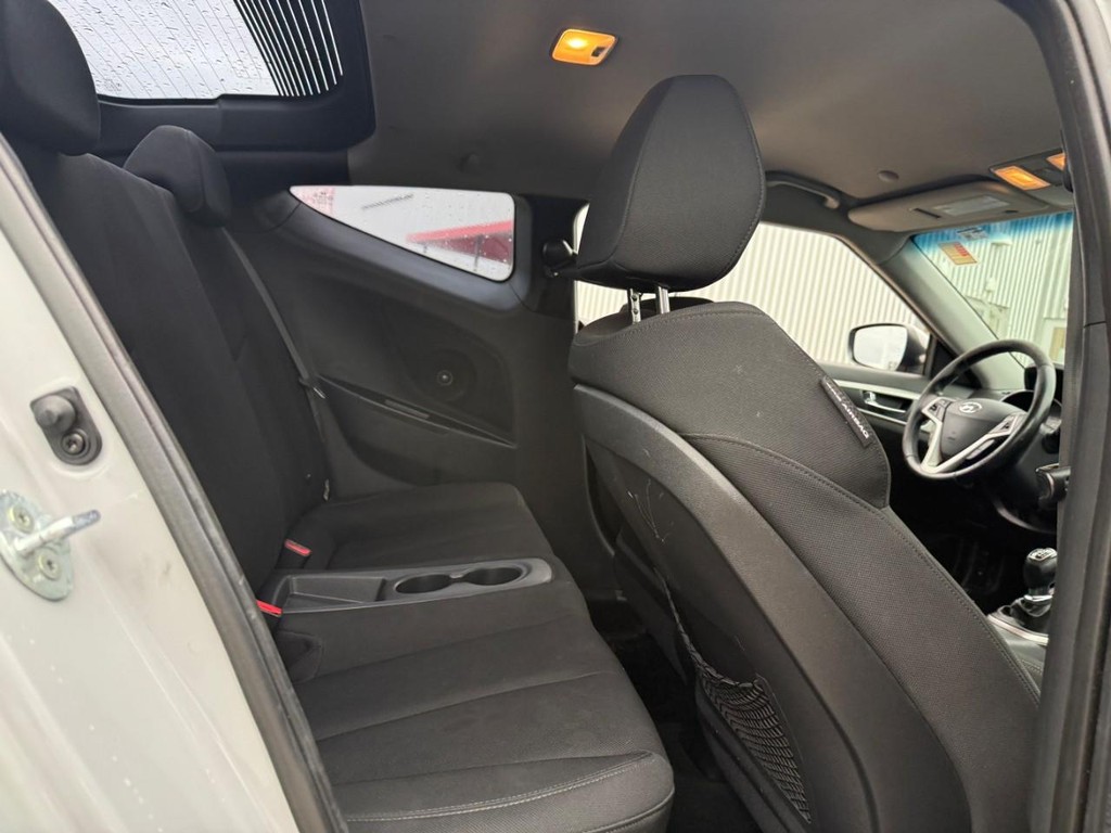 Hyundai Veloster Vehicle Full-screen Gallery Image 09