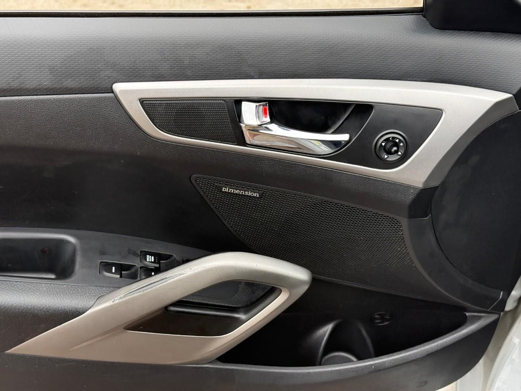 Hyundai Veloster Vehicle Full-screen Gallery Image 10