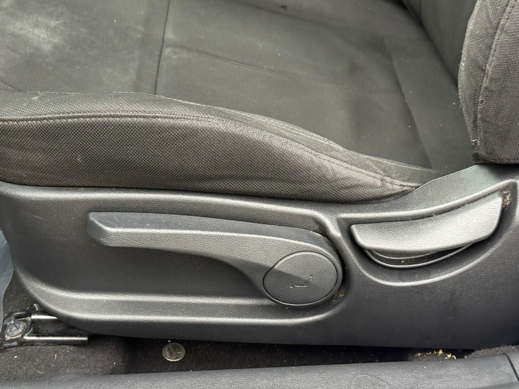 Hyundai Veloster Vehicle Full-screen Gallery Image 13