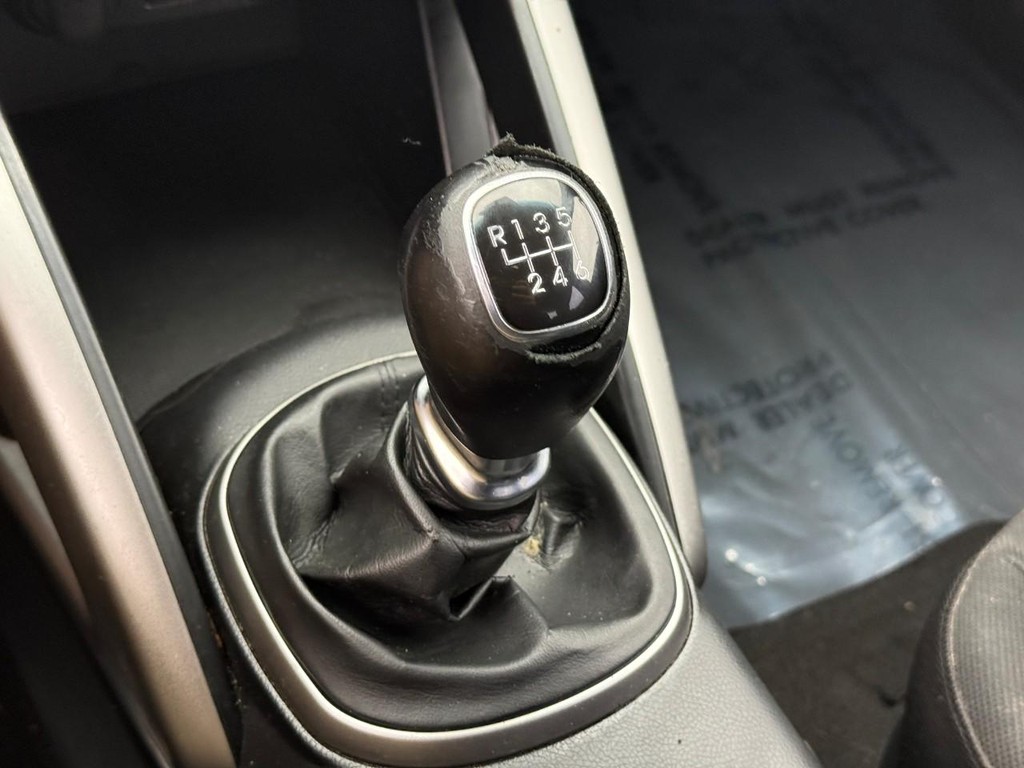 Hyundai Veloster Vehicle Full-screen Gallery Image 17