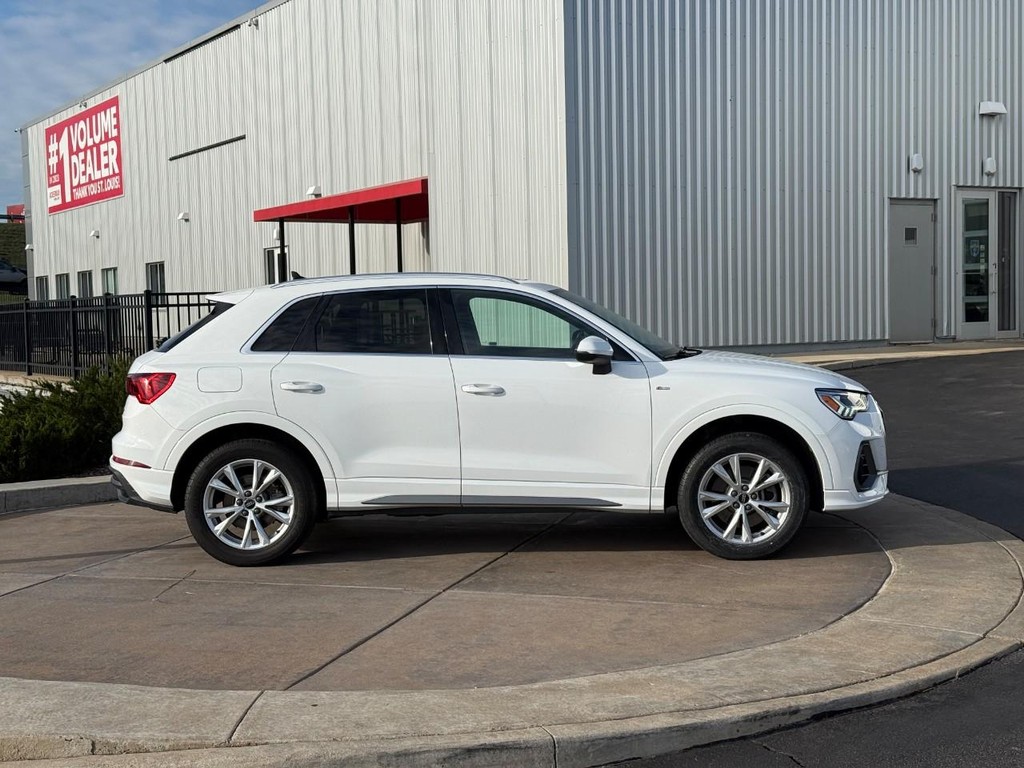 Audi Q3 Vehicle Full-screen Gallery Image 02