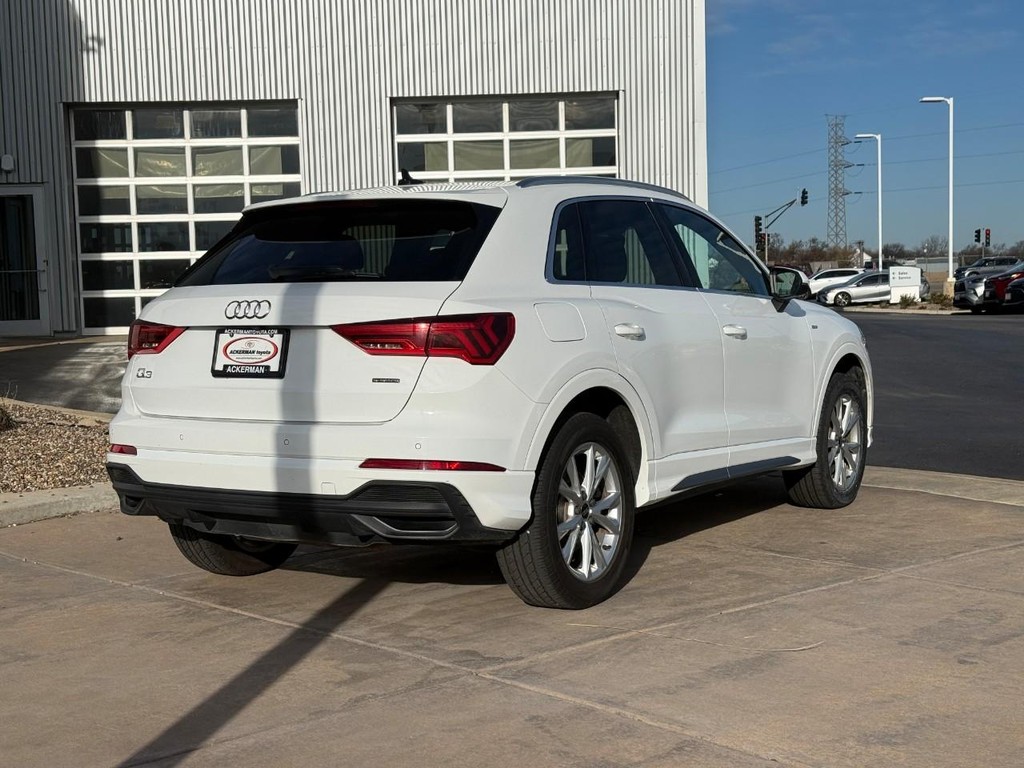 Audi Q3 Vehicle Full-screen Gallery Image 03