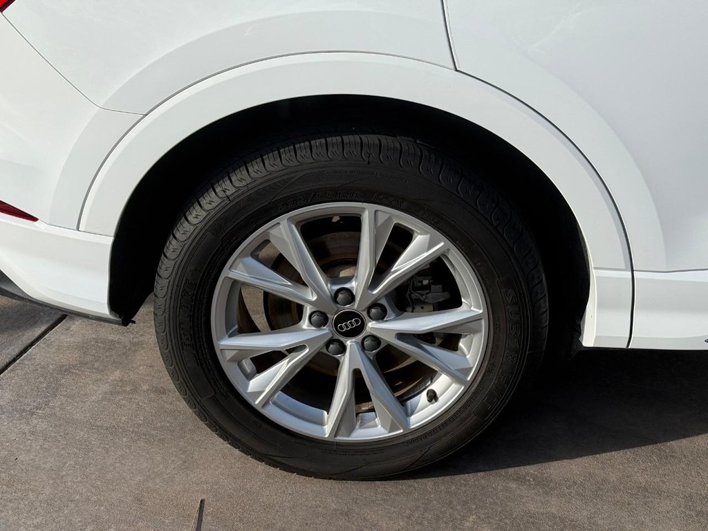 Audi Q3 Vehicle Full-screen Gallery Image 04