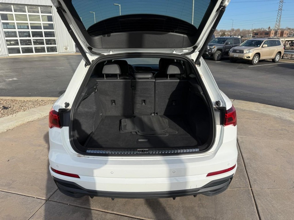 Audi Q3 Vehicle Full-screen Gallery Image 07