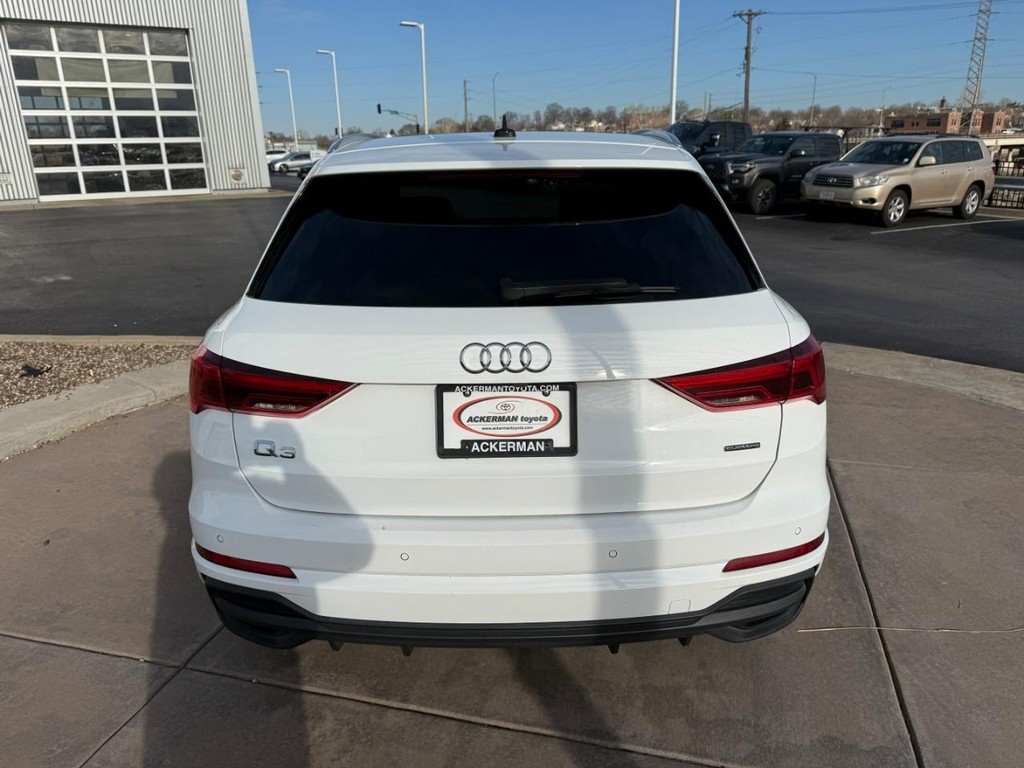 Audi Q3 Vehicle Full-screen Gallery Image 08