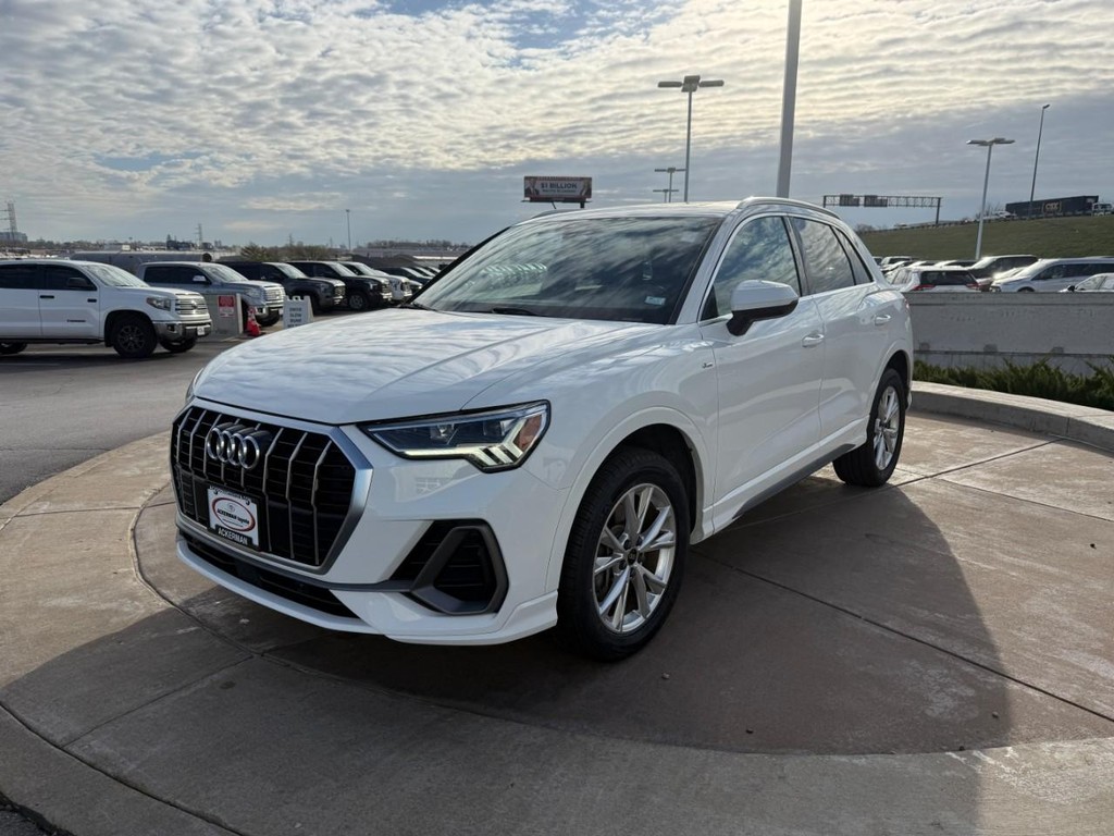 Audi Q3 Vehicle Full-screen Gallery Image 09