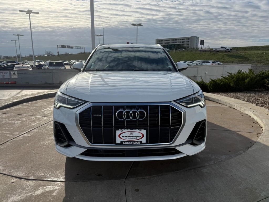 Audi Q3 Vehicle Full-screen Gallery Image 10