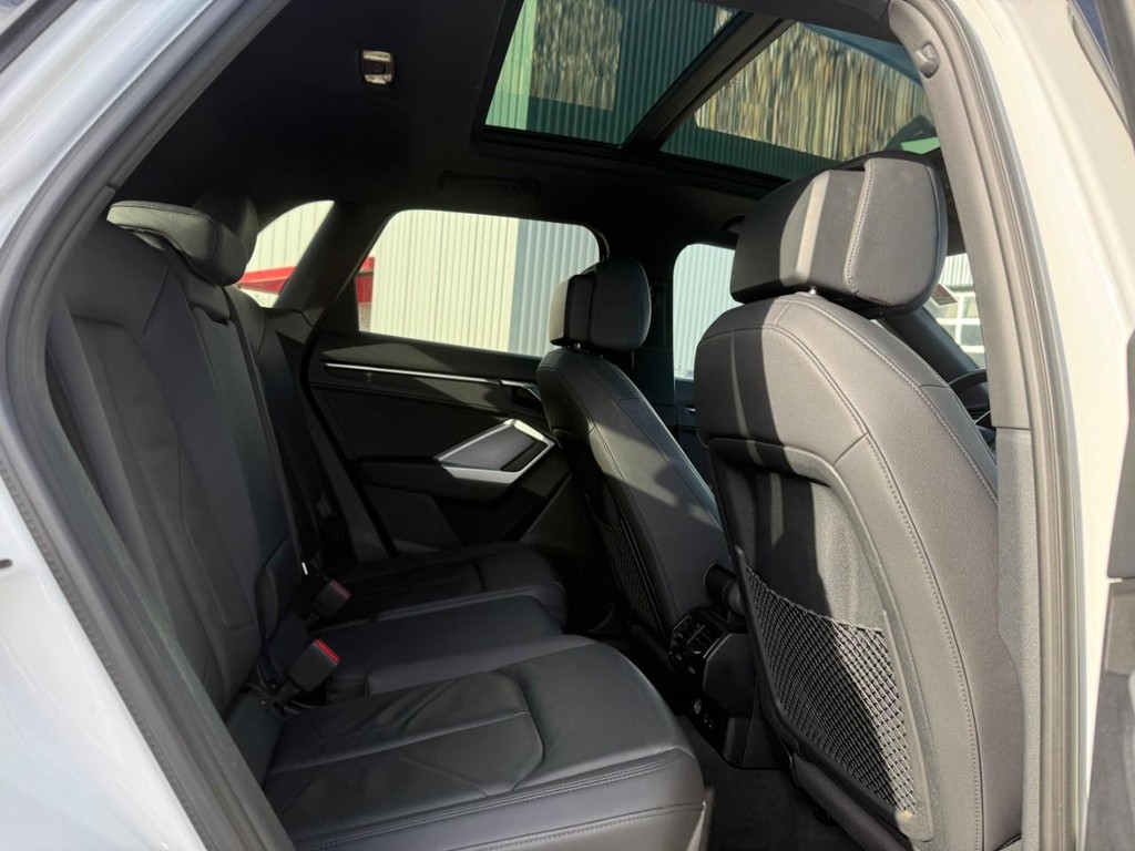 Audi Q3 Vehicle Full-screen Gallery Image 11