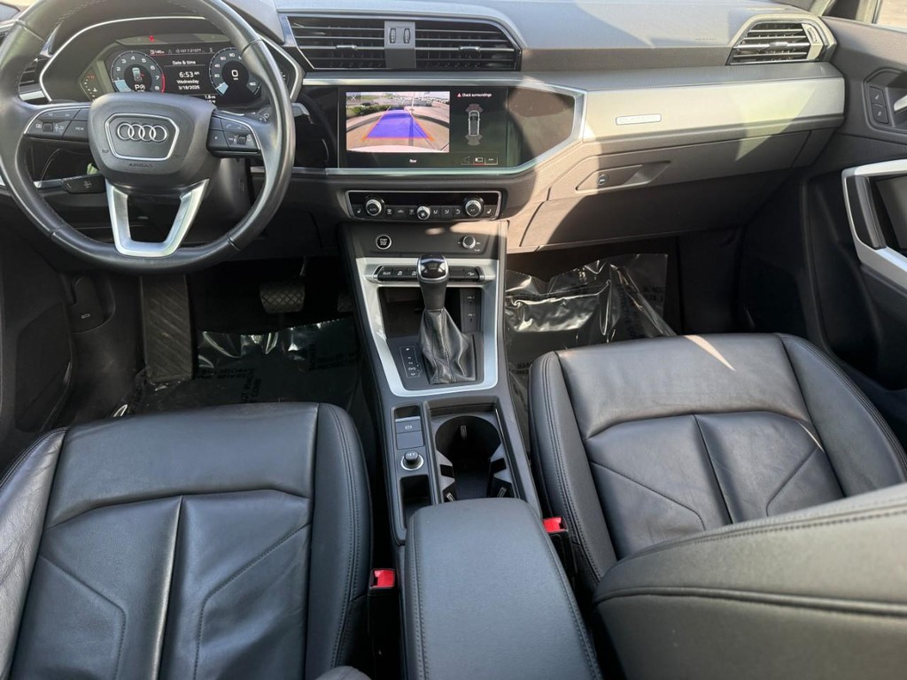 Audi Q3 Vehicle Full-screen Gallery Image 12