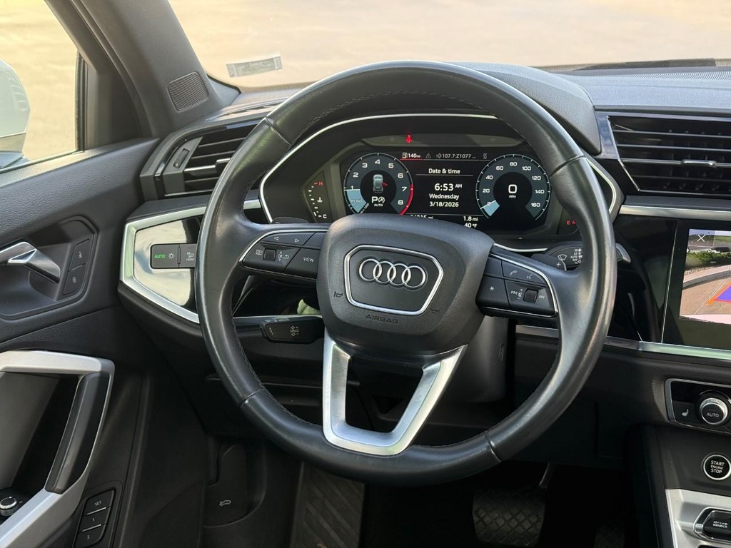 Audi Q3 Vehicle Full-screen Gallery Image 13